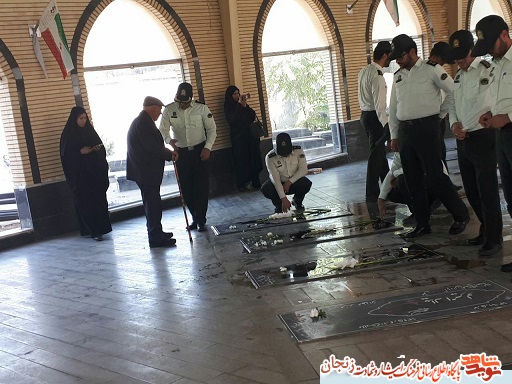 گزارش تصویری/ عطرافشانی گلزار شهدای ابهر در هفته نیروی انتظامی
