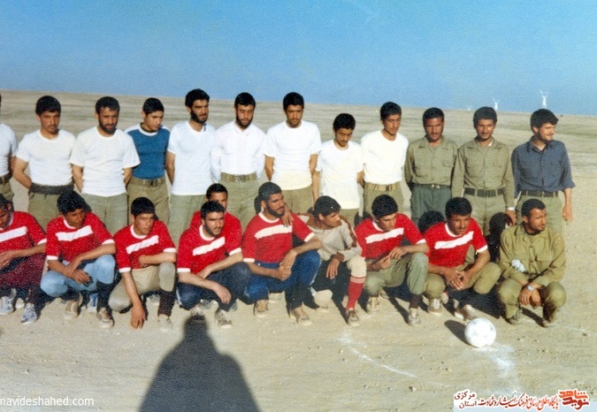 شهیدان تصویر: نفر دوم ایستاده از راست : شهید سید ابراهیم میرجمالی
نفر پنجم نشسته از چپ: ابوالفضل عابدی