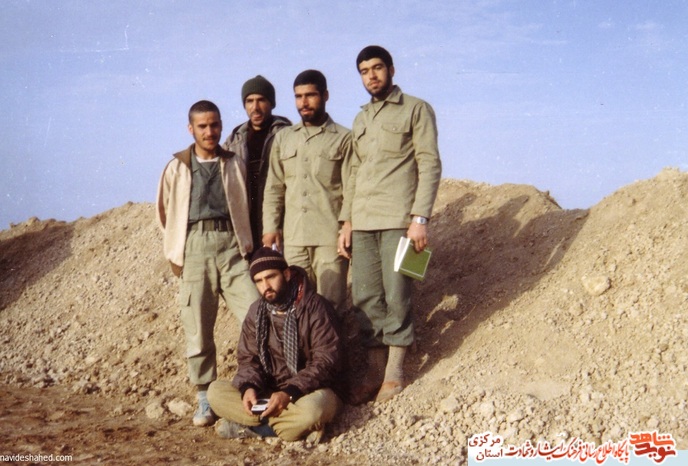 ایستاده از چپ: شهید سید ابراهیم میرجمالی - شهید محمد کریمی - اصغر آقاجانی - علیرضا داودآبادی
نشسته جواد فضلعلی