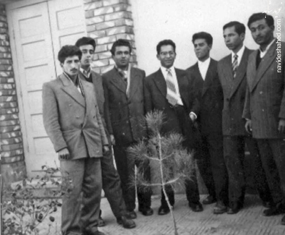 نفر اول از راست، دكتر عباس پاك نژاد و نفر پنجم شهيد سيد رضا پاك نژاد.
