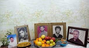 یلدای خانواده شهدا در کنار عکس شهیدشان