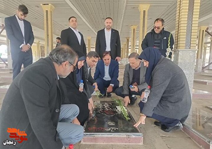 فیلم/ گلباران مزار شهدای زنجان در دهه فجر