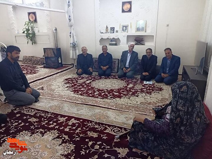 گزارش تصویری / تجدید میثاق مسئولان با خانواده شهید محمدحسن احمدلو