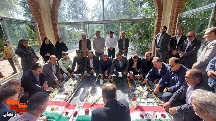 غبارروبی و عطرافشانی گلزار شهدای گمنام ابهر در آغاز هفته دولت