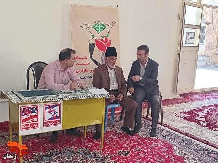 میز خدمت بنیاد شهید خدابنده در مصلی نماز جمعه قیدار برپا شد