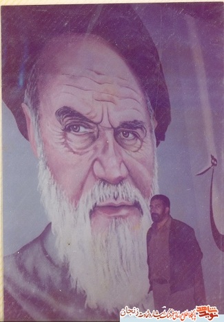 شهید اسماعیل حسنی در کنار تصویر امام  