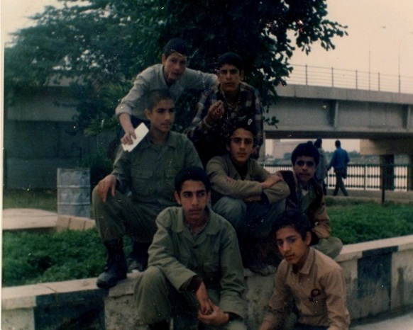 فرد نشسته سمت راست تصویر شهید رمضانعلی هادیان 