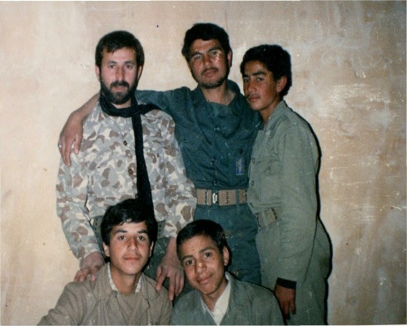 اولین نفر نشسته سمت راست تصویر شهید رمضانعلی هادیان 