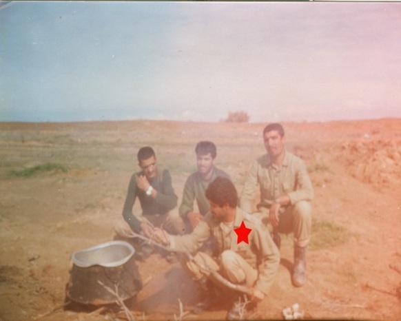 نفر اول نشسته از سمت راست تصویر شهید محسن کلاهی